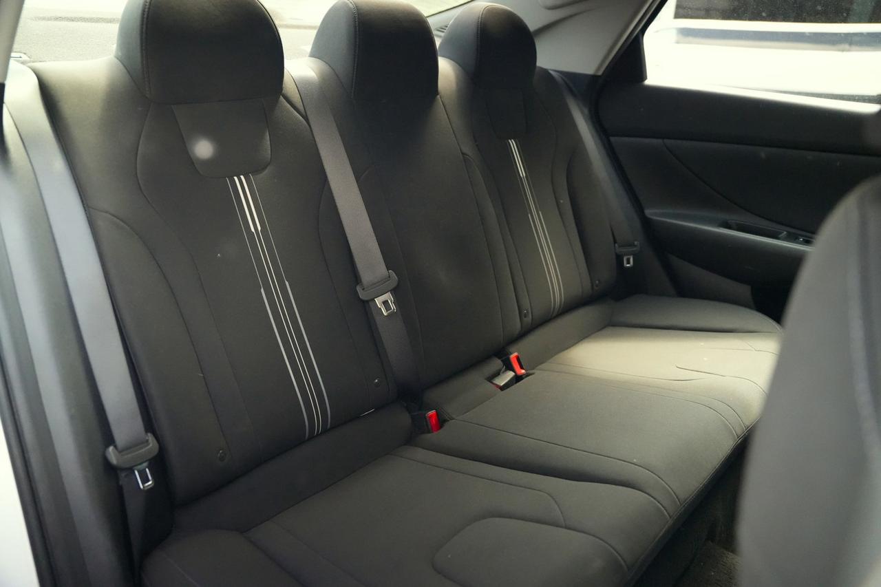 2022 Hyundai Elantra SEL Photo