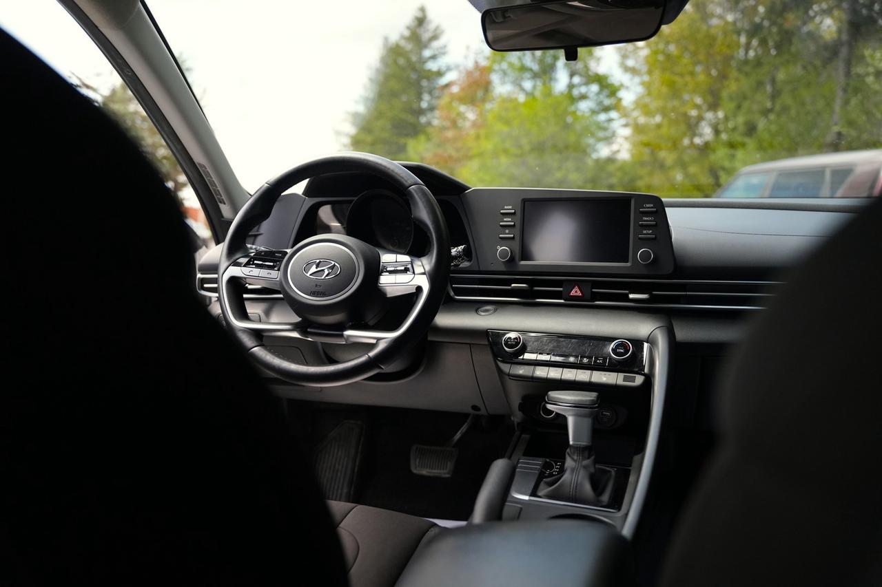2022 Hyundai Elantra SEL Photo