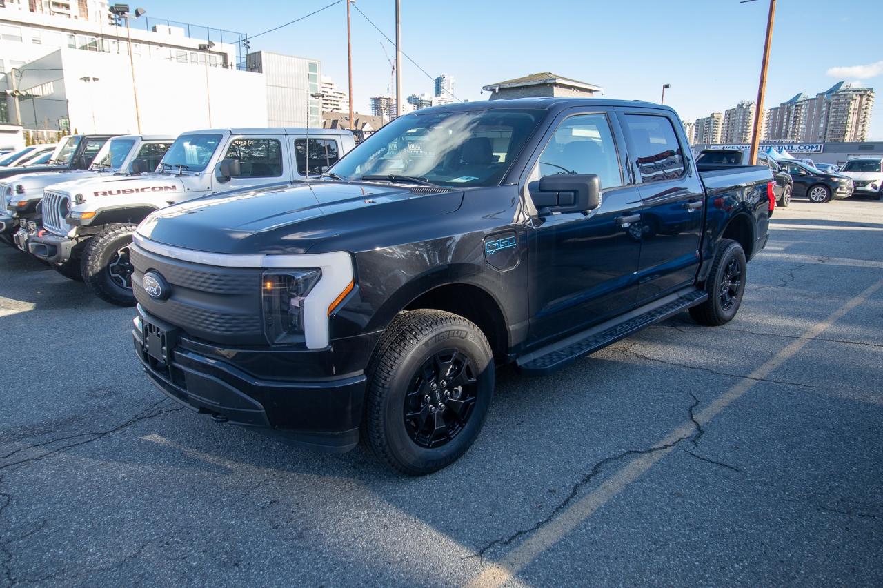 2025 Ford F-150 Lightning XLT 4WD SuperCrew 5.5' Box Photo1