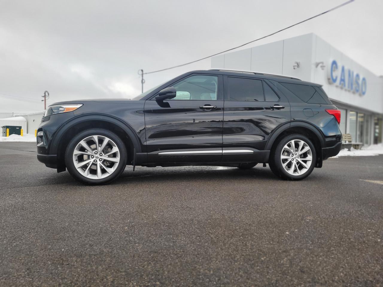 2021 Ford Explorer PLATINUM 4WD W/ALL NEW BRAKES! Photo2
