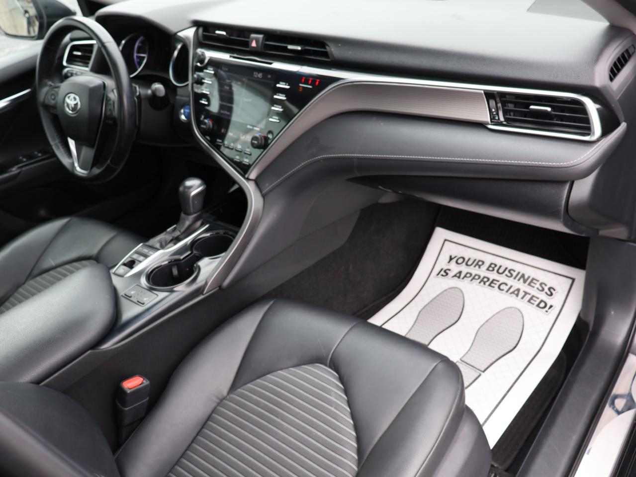 2018 Toyota Camry HYBRID SE HYBRID CERTIFIED CAMERA BLUETOOTH LEATHER HEATED SEATS SUNROOF CRUISE ALLOYS Photo