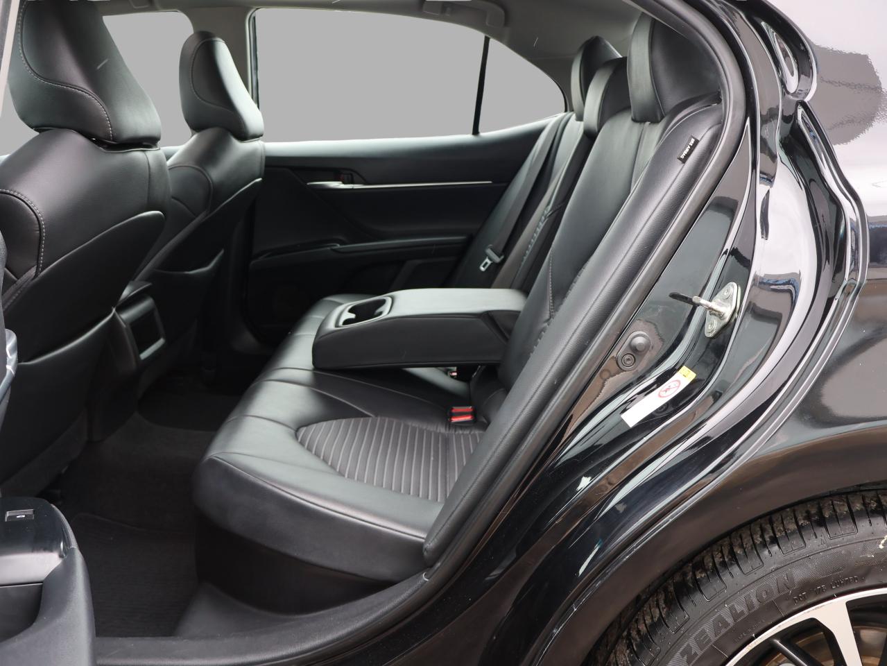 2018 Toyota Camry HYBRID SE HYBRID CERTIFIED CAMERA BLUETOOTH LEATHER HEATED SEATS SUNROOF CRUISE ALLOYS Photo