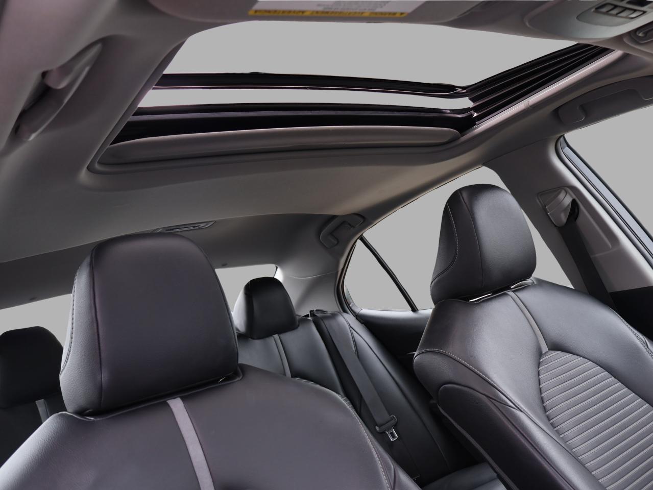 2018 Toyota Camry HYBRID SE HYBRID CERTIFIED CAMERA BLUETOOTH LEATHER HEATED SEATS SUNROOF CRUISE ALLOYS Photo