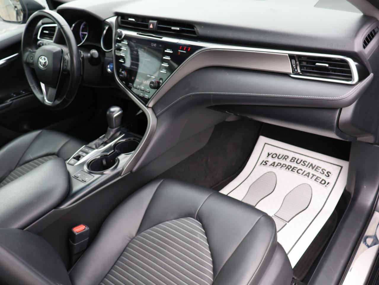 2018 Toyota Camry HYBRID SE HYBRID CERTIFIED CAMERA BLUETOOTH LEATHER HEATED SEATS SUNROOF CRUISE ALLOYS Photo