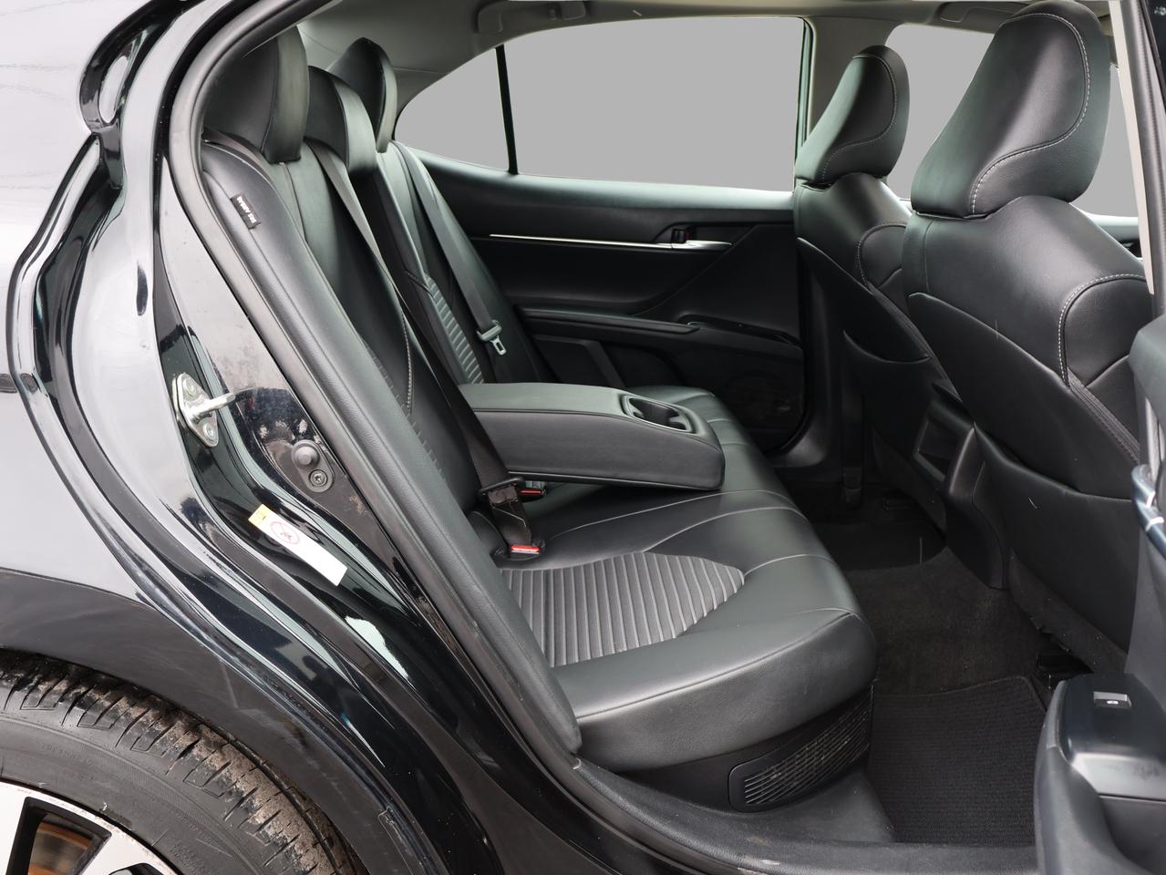 2018 Toyota Camry HYBRID SE HYBRID CERTIFIED CAMERA BLUETOOTH LEATHER HEATED SEATS SUNROOF CRUISE ALLOYS Photo