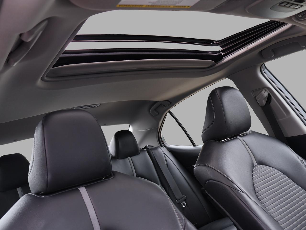 2018 Toyota Camry HYBRID SE HYBRID CERTIFIED CAMERA BLUETOOTH LEATHER HEATED SEATS SUNROOF CRUISE ALLOYS Photo