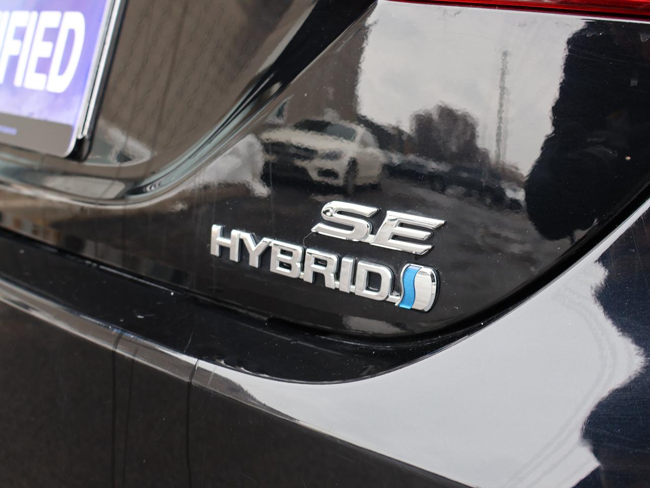 2018 Toyota Camry HYBRID SE HYBRID CERTIFIED CAMERA BLUETOOTH LEATHER HEATED SEATS SUNROOF CRUISE ALLOYS Photo