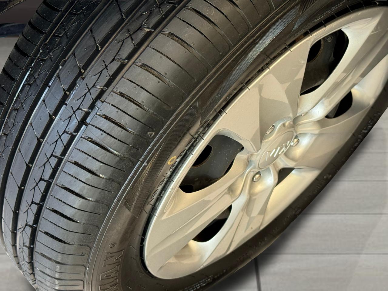 2017 Kia Forte LX+Camera+Heated Seats+ApplePlay+CLEAN CARFAX Photo2