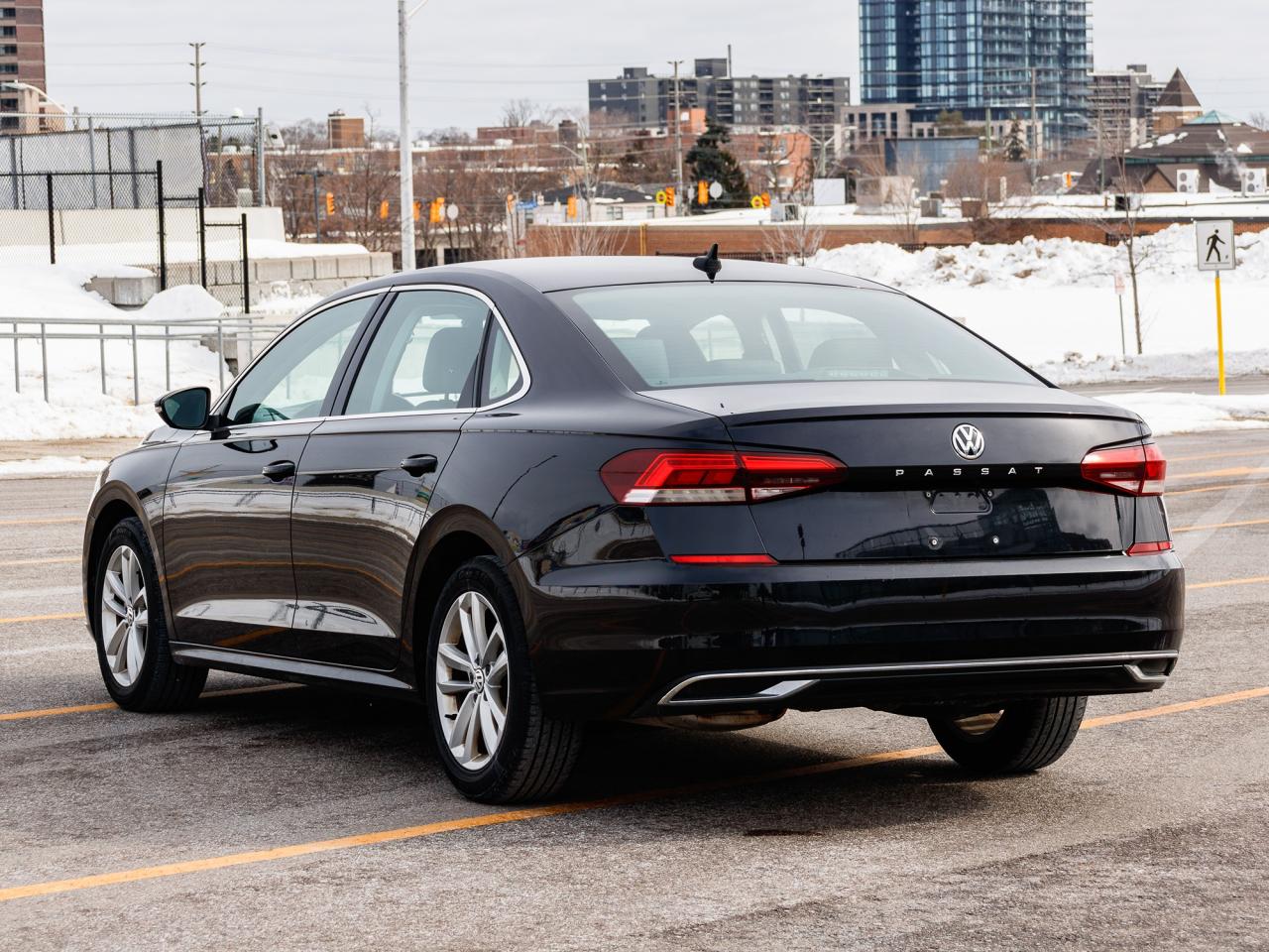 2021 Volkswagen Passat Highline| CLEAN CARFAX| NO ACCIDENTS| Photo4