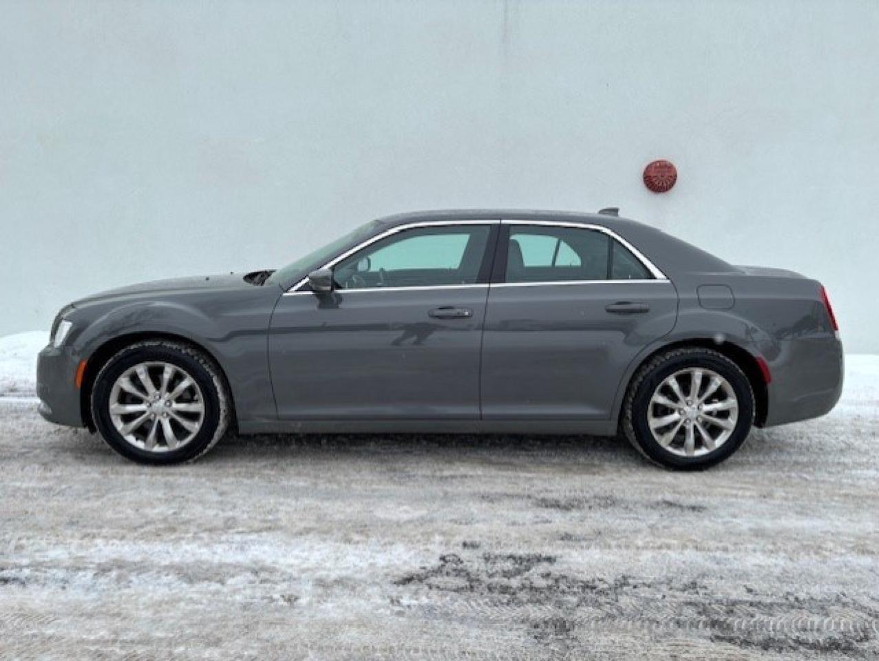 2018 Chrysler 300 TOURING AWD **LEATHER-CAMERA-HEATED SEATS-1 OWNER** Photo