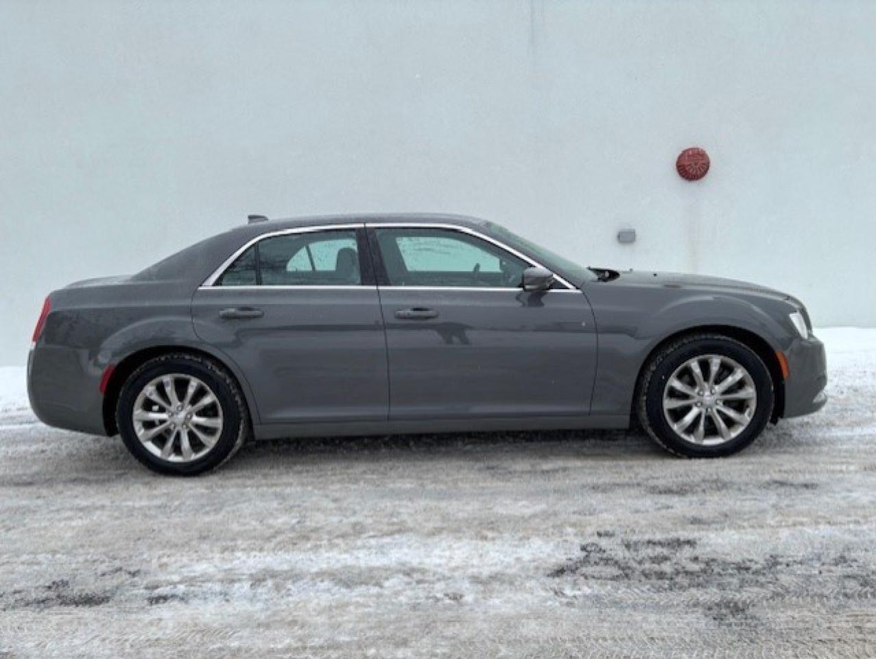 2018 Chrysler 300 TOURING AWD **LEATHER-CAMERA-HEATED SEATS-1 OWNER** Photo
