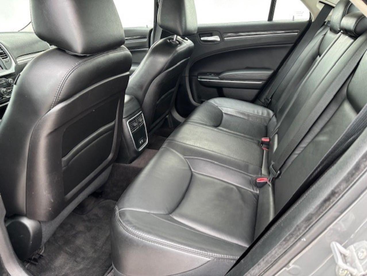 2018 Chrysler 300 TOURING AWD **LEATHER-CAMERA-HEATED SEATS-1 OWNER** Photo