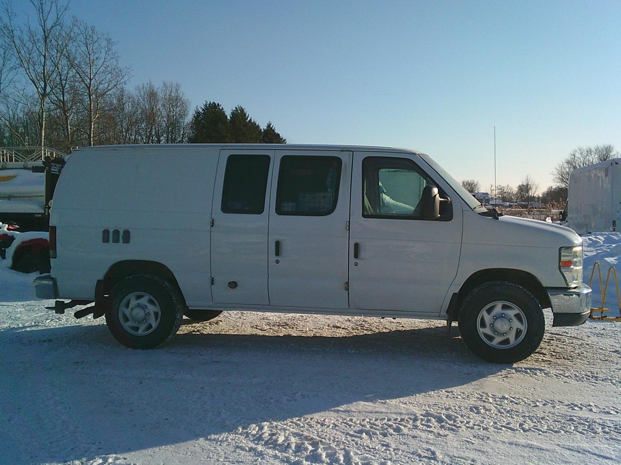 2011 Ford Econoline E-350 Super Duty Commercial Photo3