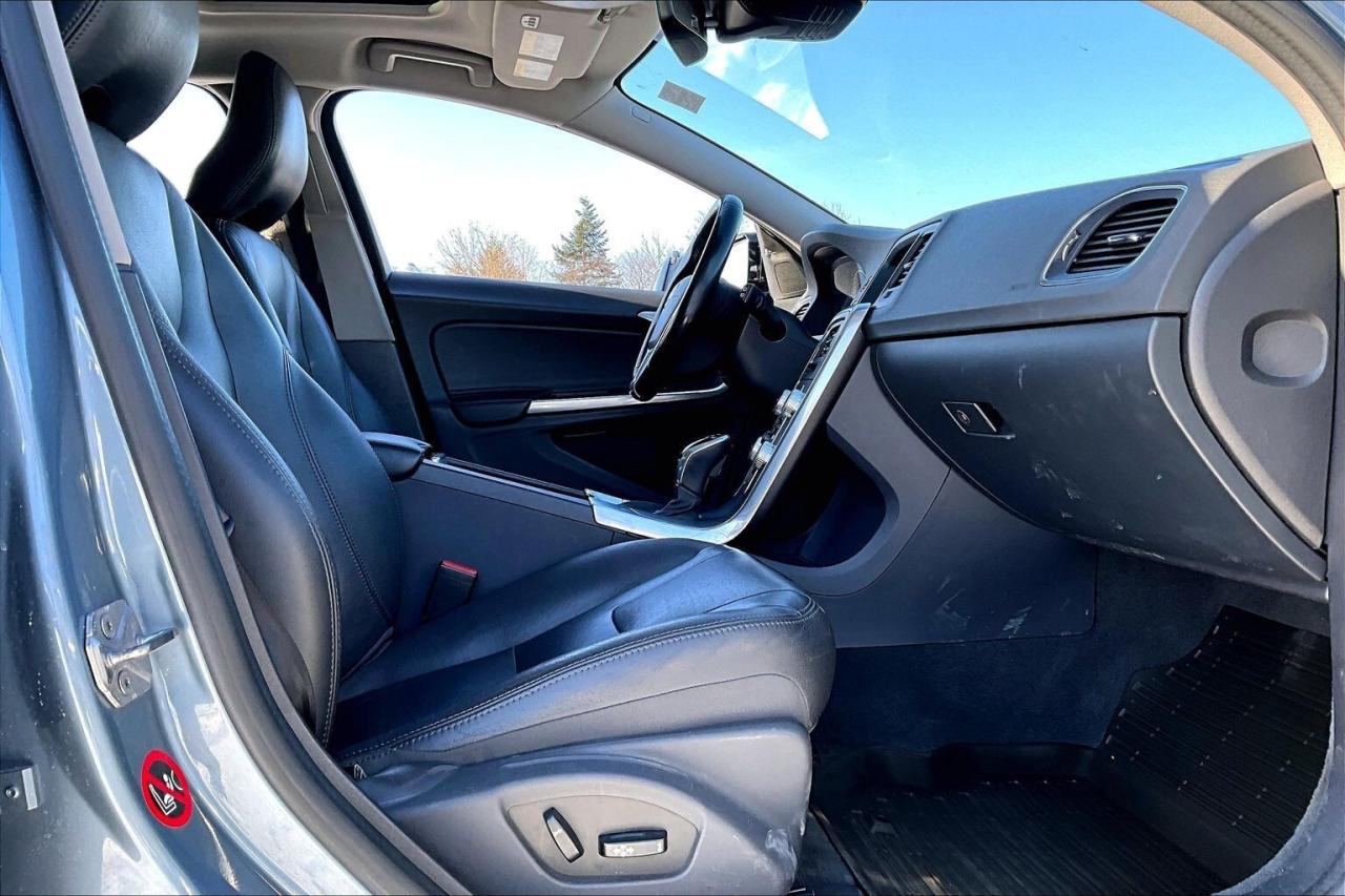 2017 Volvo V60 Cross Country T5 Premier | Heated Leather | Sunroof | AWD Photo