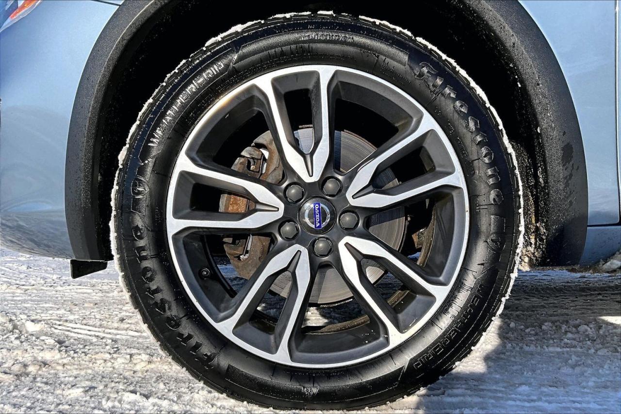 2017 Volvo V60 Cross Country T5 Premier | Heated Leather | Sunroof | AWD Photo
