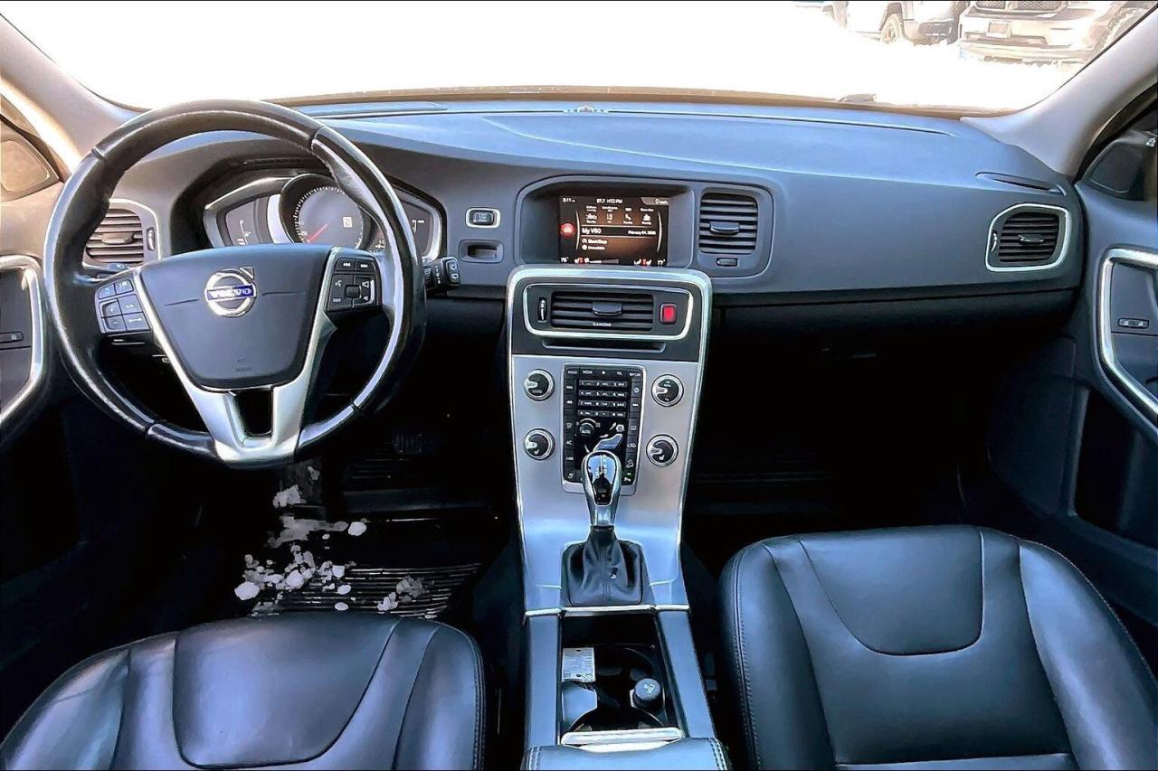 2017 Volvo V60 Cross Country T5 Premier | Heated Leather | Sunroof | AWD Photo