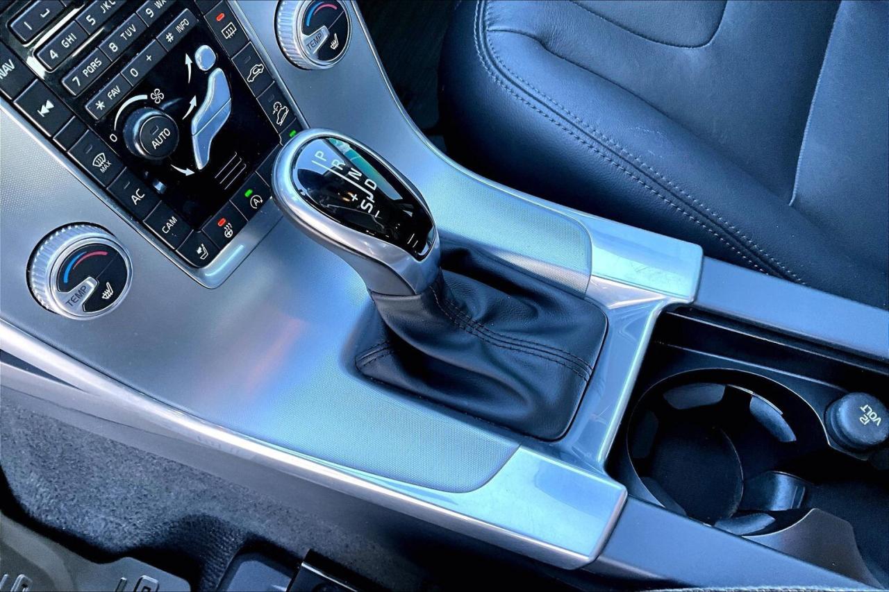 2017 Volvo V60 Cross Country T5 Premier | Heated Leather | Sunroof | AWD Photo