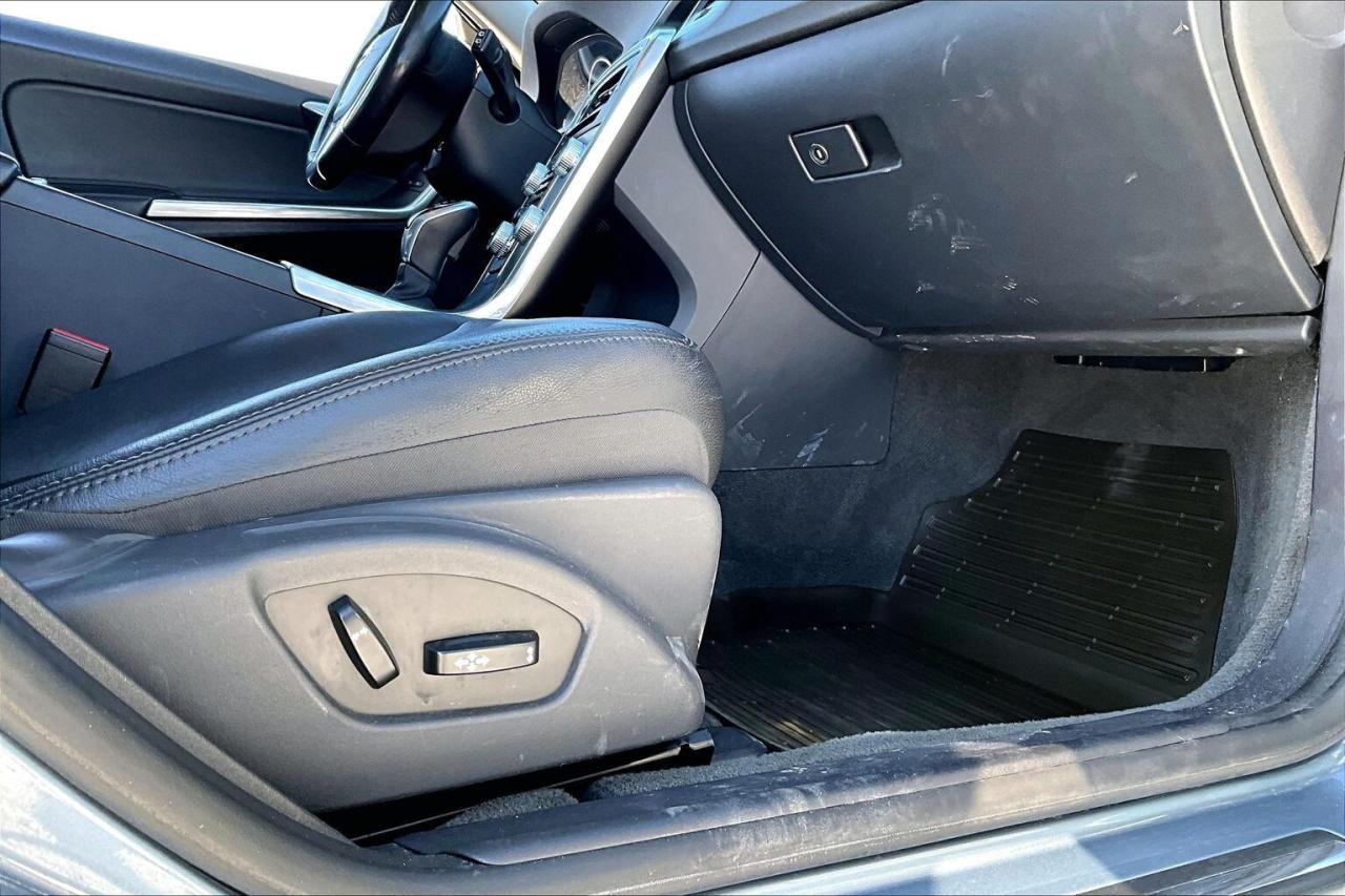 2017 Volvo V60 Cross Country T5 Premier | Heated Leather | Sunroof | AWD Photo