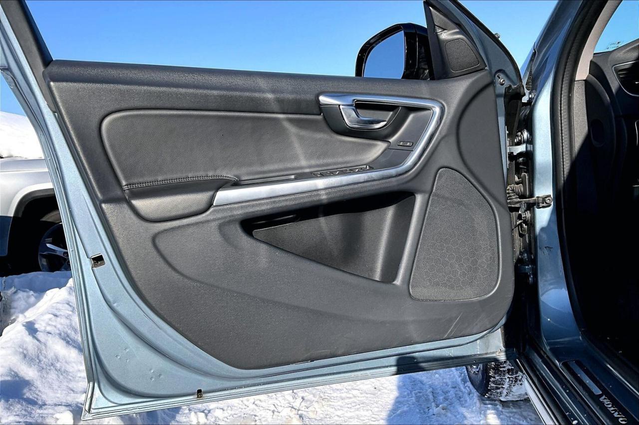 2017 Volvo V60 Cross Country T5 Premier | Heated Leather | Sunroof | AWD Photo