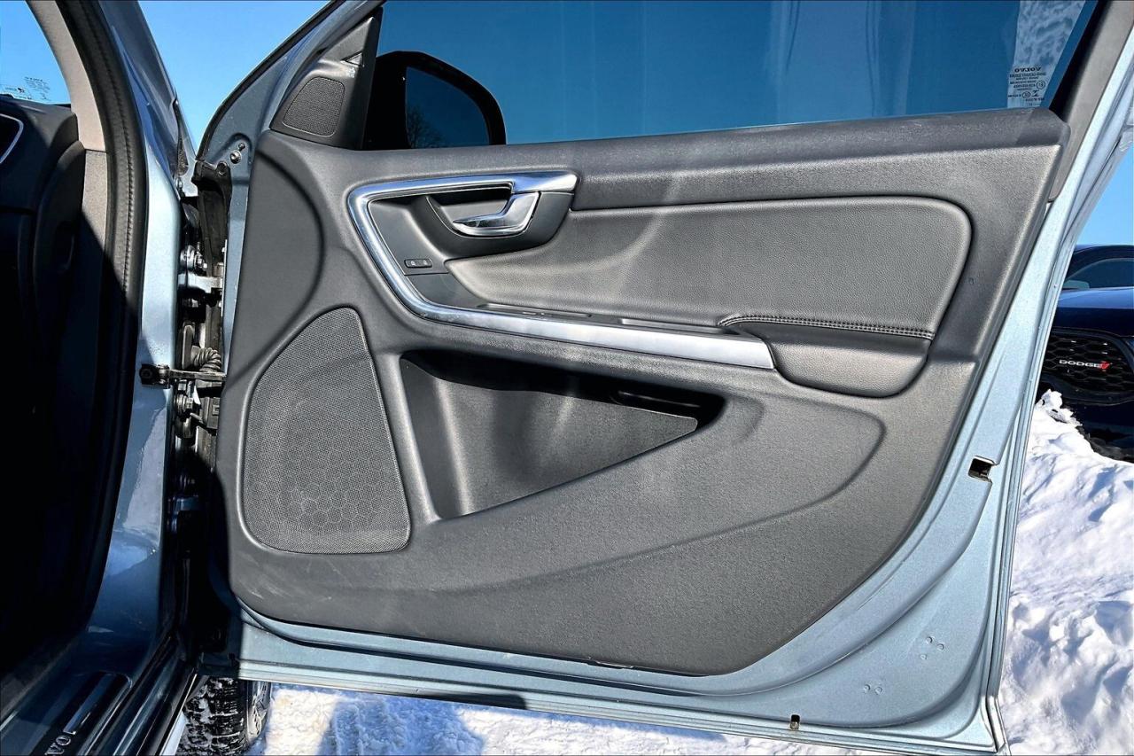 2017 Volvo V60 Cross Country T5 Premier | Heated Leather | Sunroof | AWD Photo