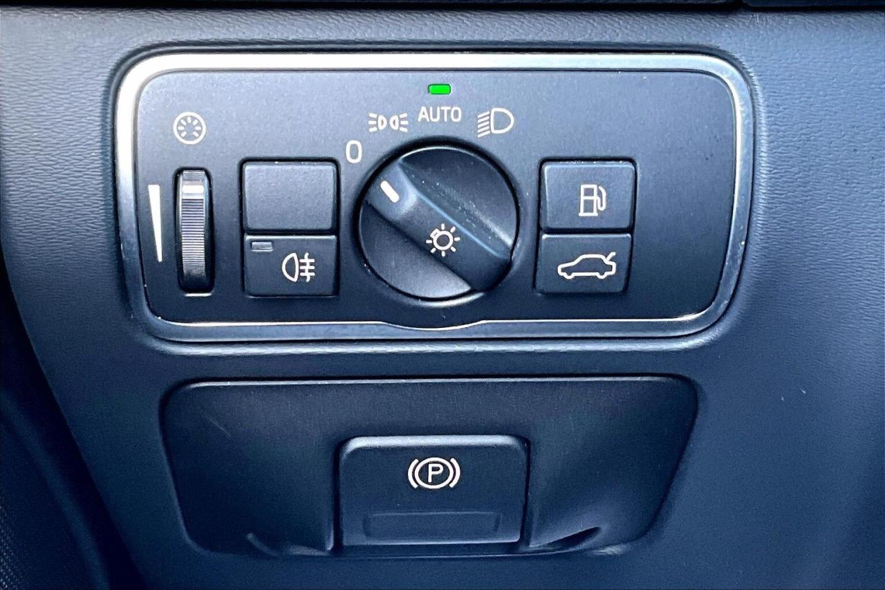 2017 Volvo V60 Cross Country T5 Premier | Heated Leather | Sunroof | AWD Photo