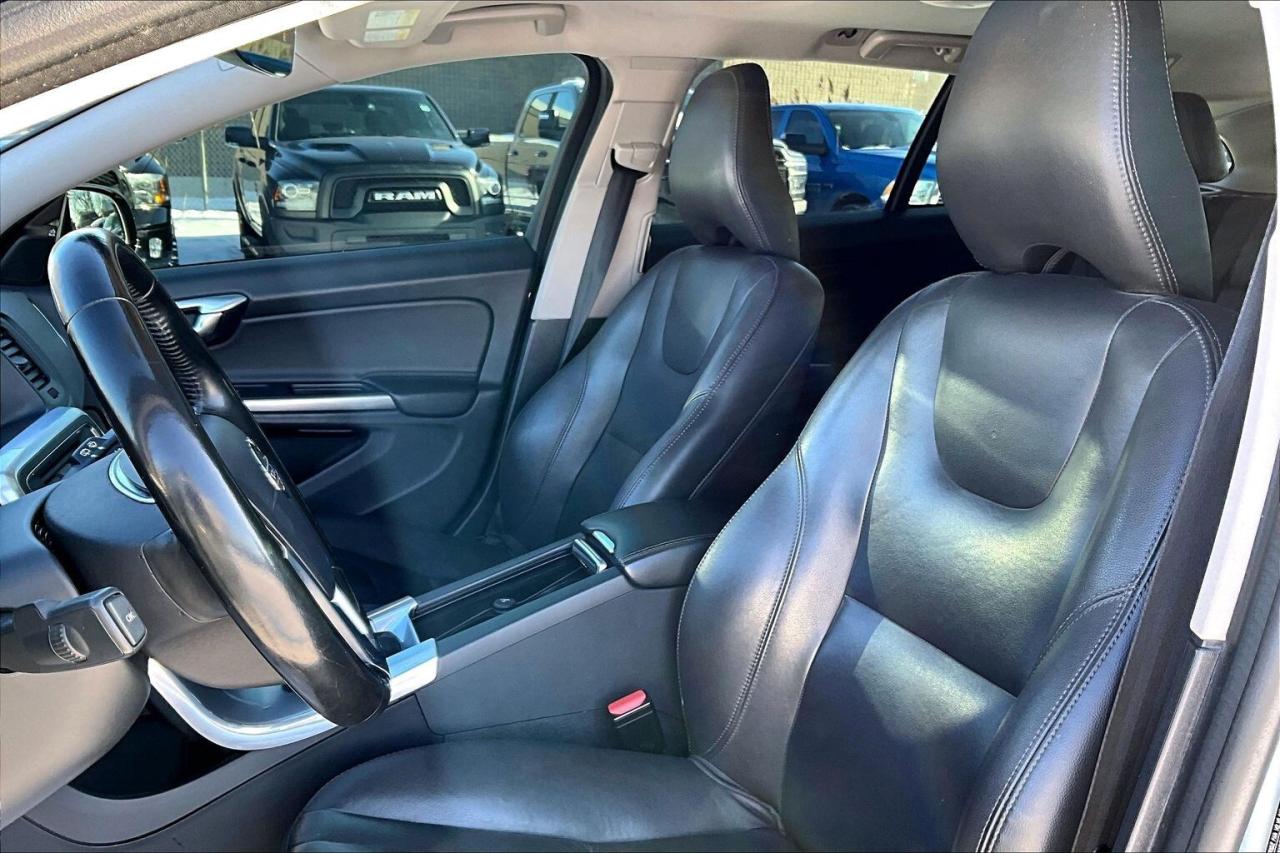 2017 Volvo V60 Cross Country T5 Premier | Heated Leather | Sunroof | AWD Photo