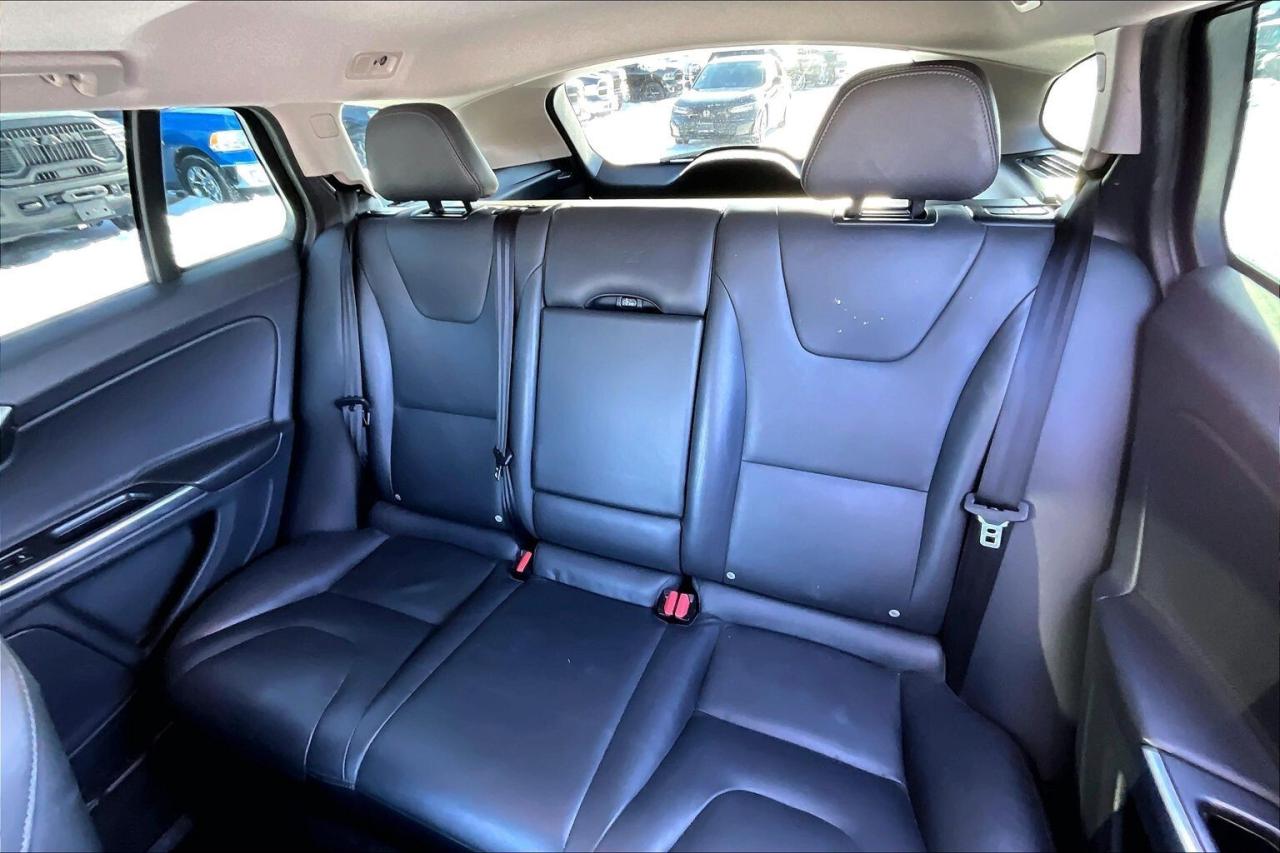 2017 Volvo V60 Cross Country T5 Premier | Heated Leather | Sunroof | AWD Photo