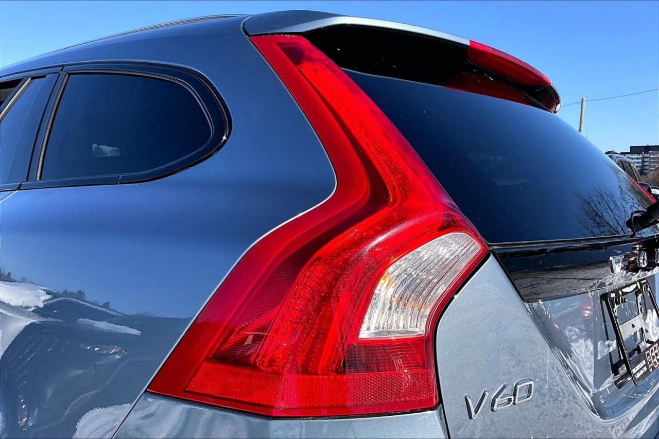 2017 Volvo V60 Cross Country T5 Premier | Heated Leather | Sunroof | AWD Photo