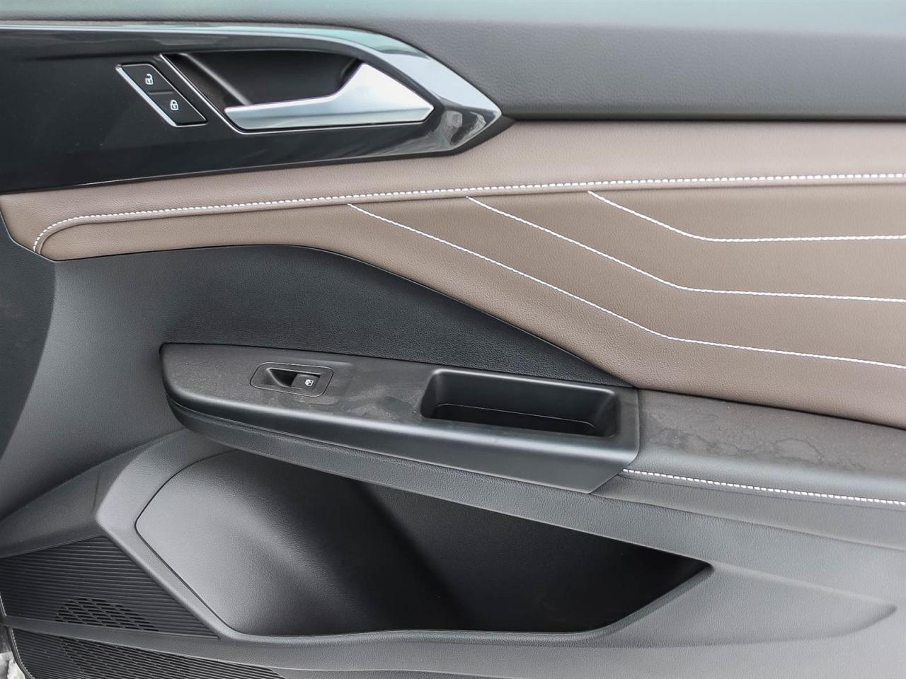 2024 Volkswagen Taos Highline Photo