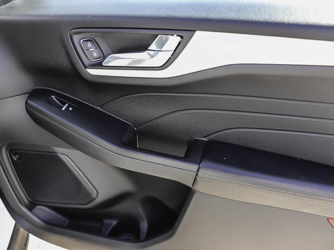 2021 Ford Escape Titanium Hybrid Photo