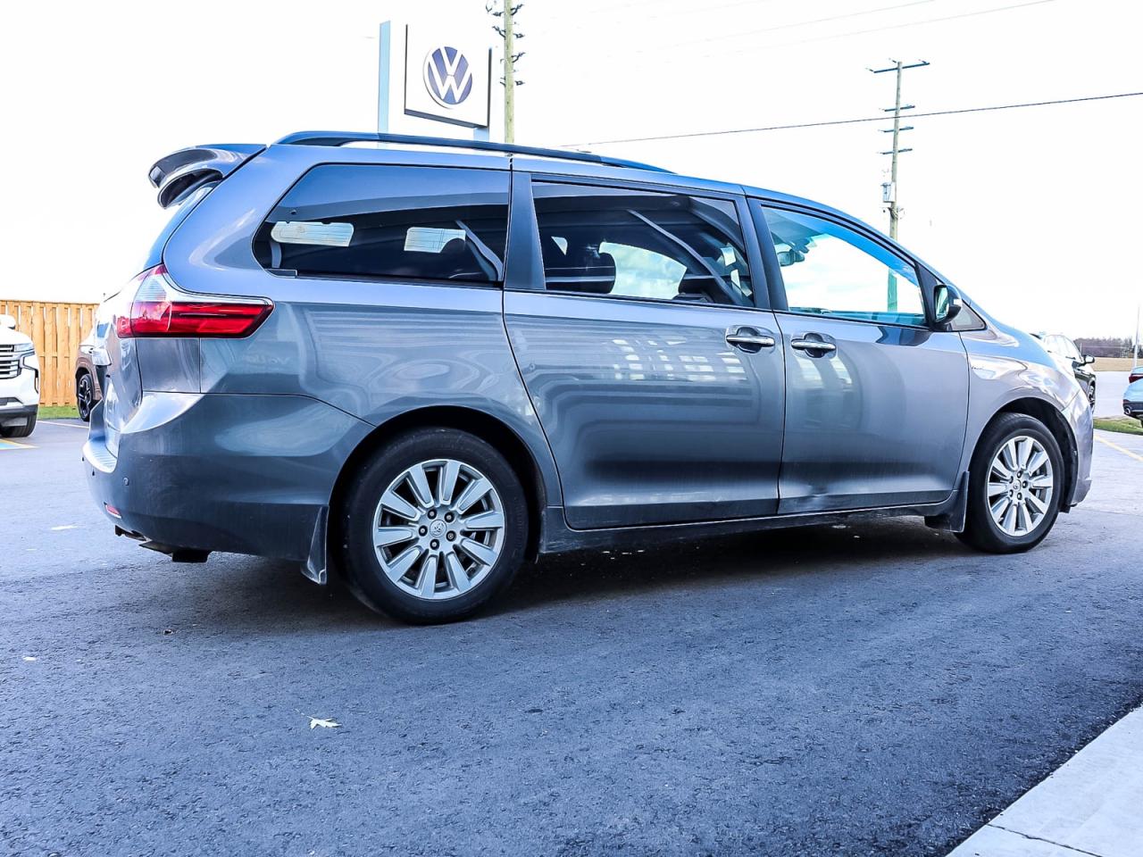2017 Toyota Sienna XLE Photo