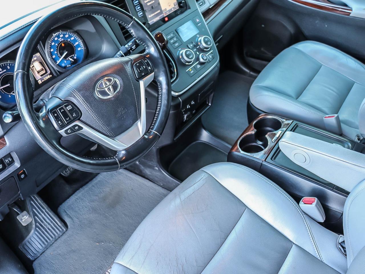 2017 Toyota Sienna XLE Photo