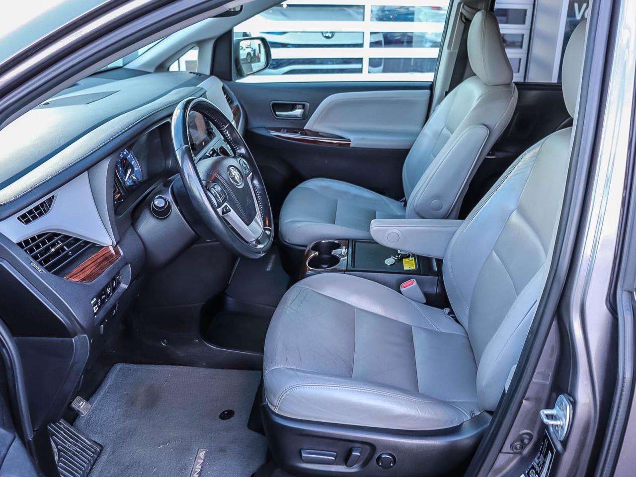 2017 Toyota Sienna XLE Photo