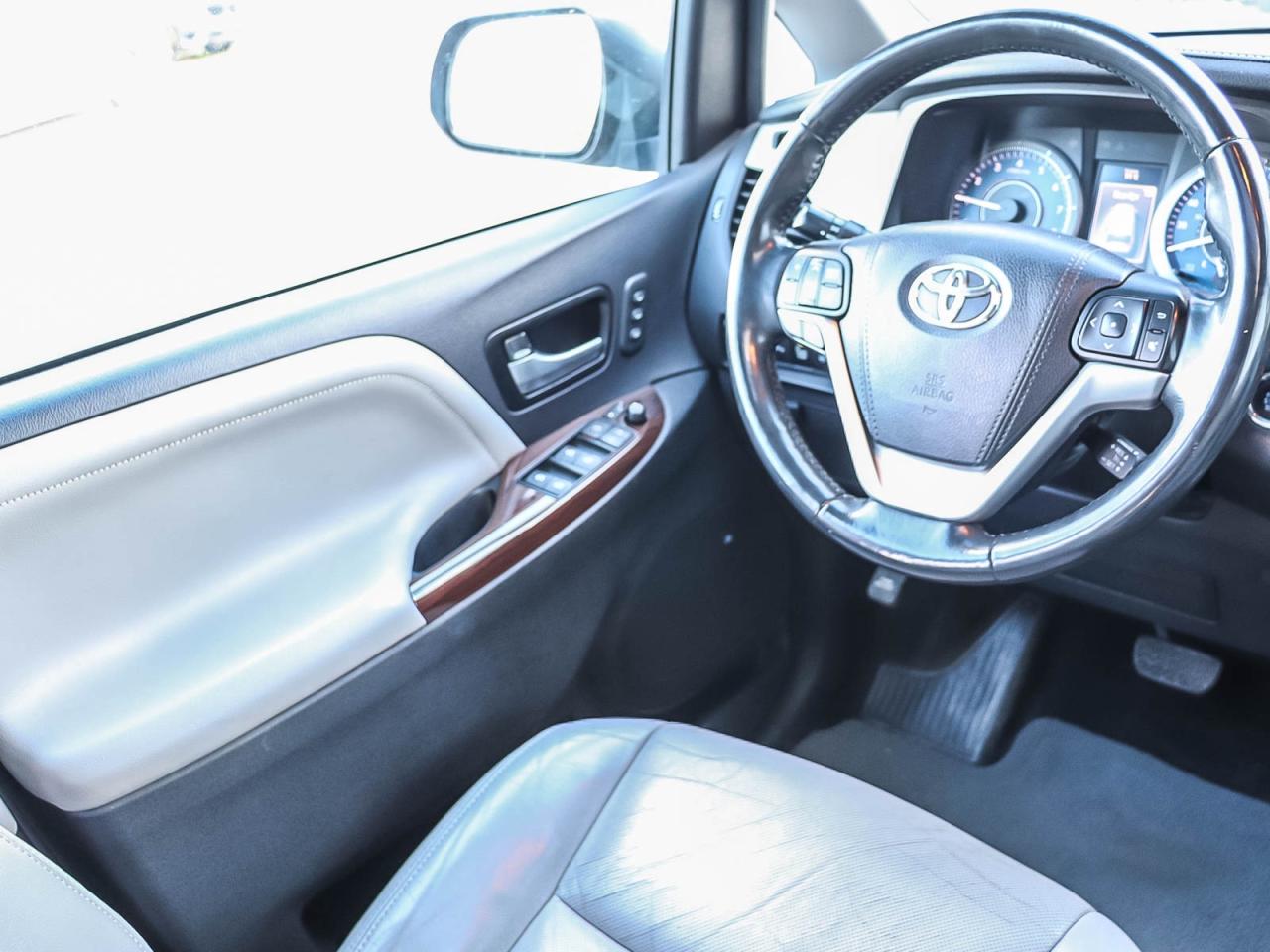 2017 Toyota Sienna XLE Photo