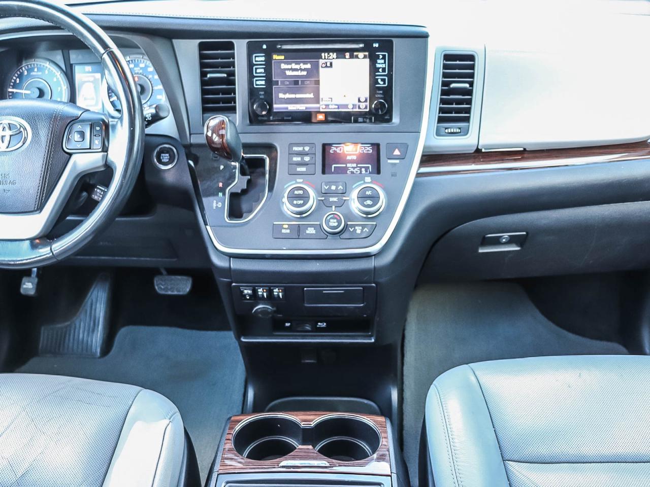 2017 Toyota Sienna XLE Photo