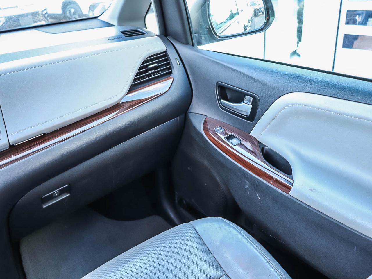 2017 Toyota Sienna XLE Photo