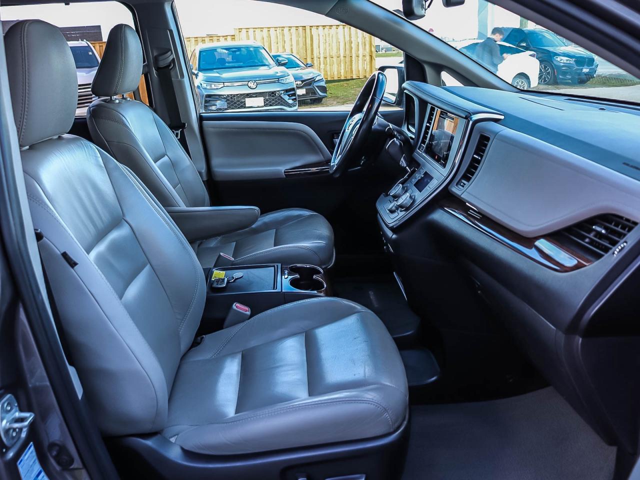 2017 Toyota Sienna XLE Photo