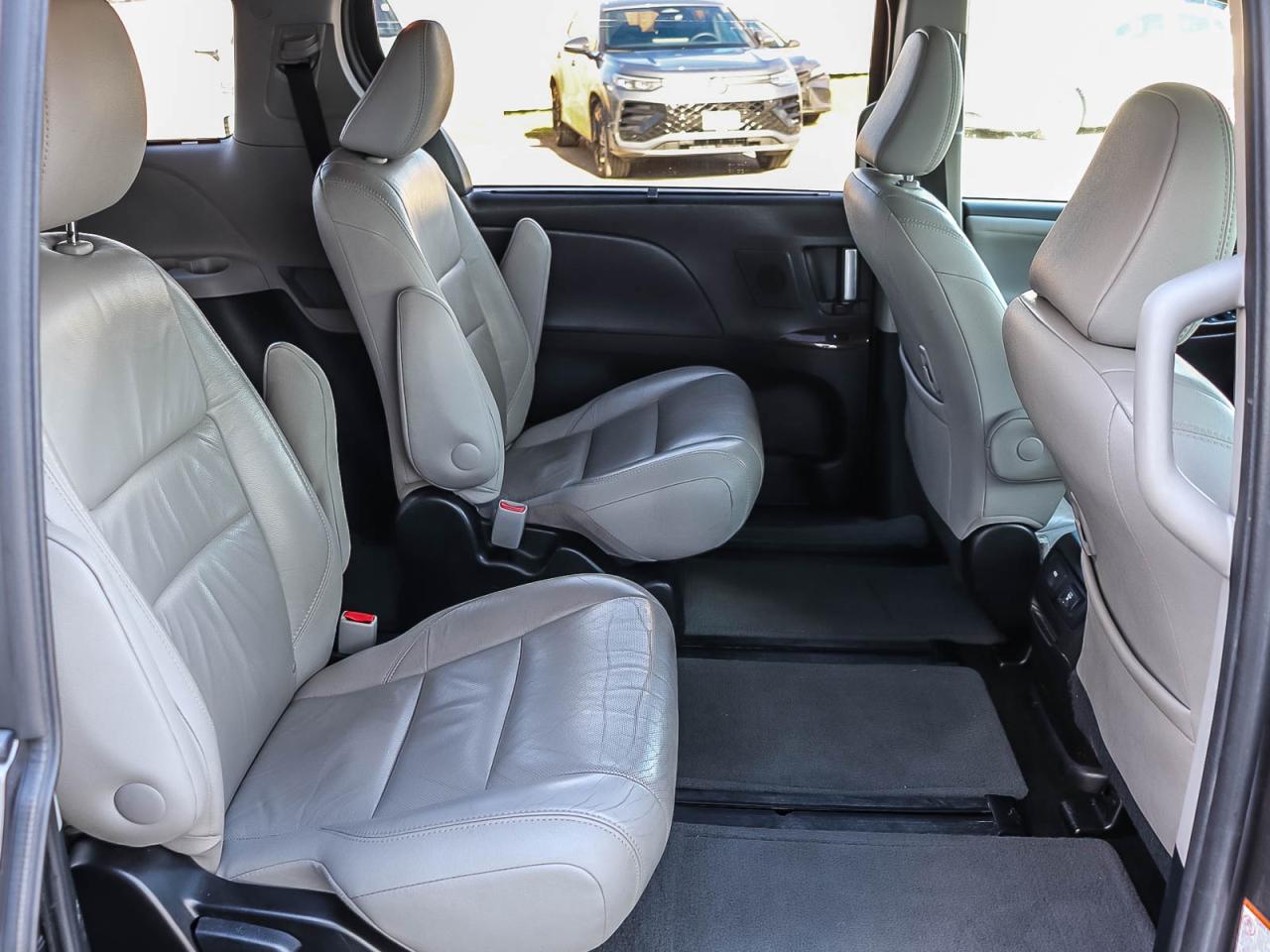 2017 Toyota Sienna XLE Photo