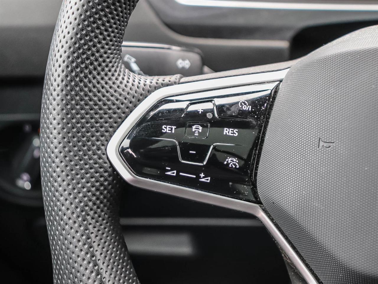 2024 Volkswagen Tiguan Comfortline R-Line Black Edition Photo