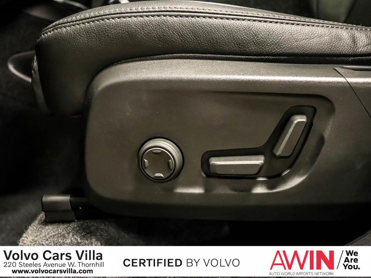 2025 Volvo XC40 B5 AWD Plus Dark Theme Photo