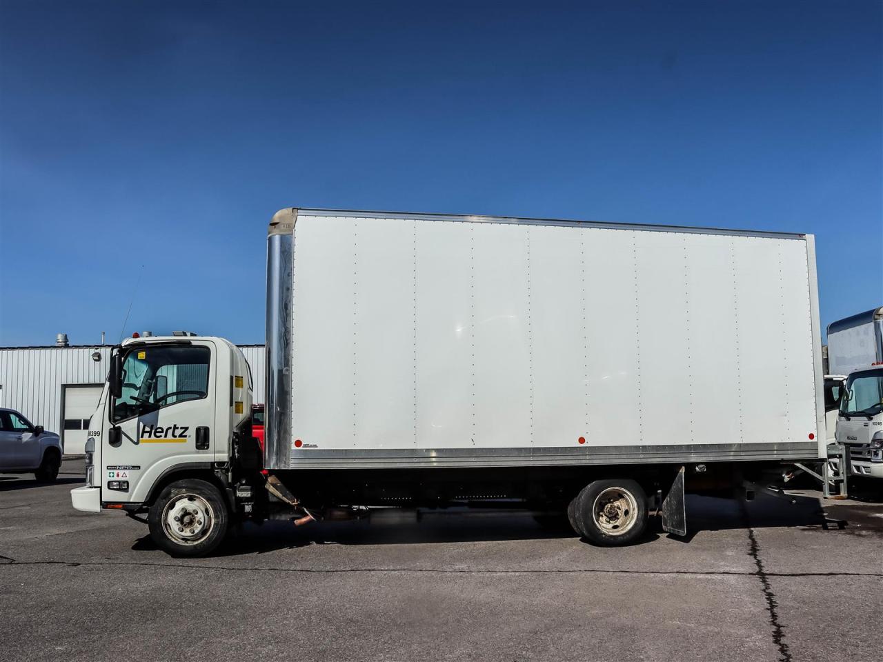 2024 Isuzu NPR 20' box with lift Photo