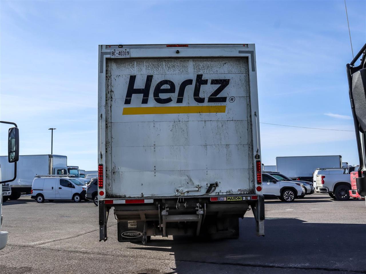 2024 Isuzu NPR 20' box with lift Photo