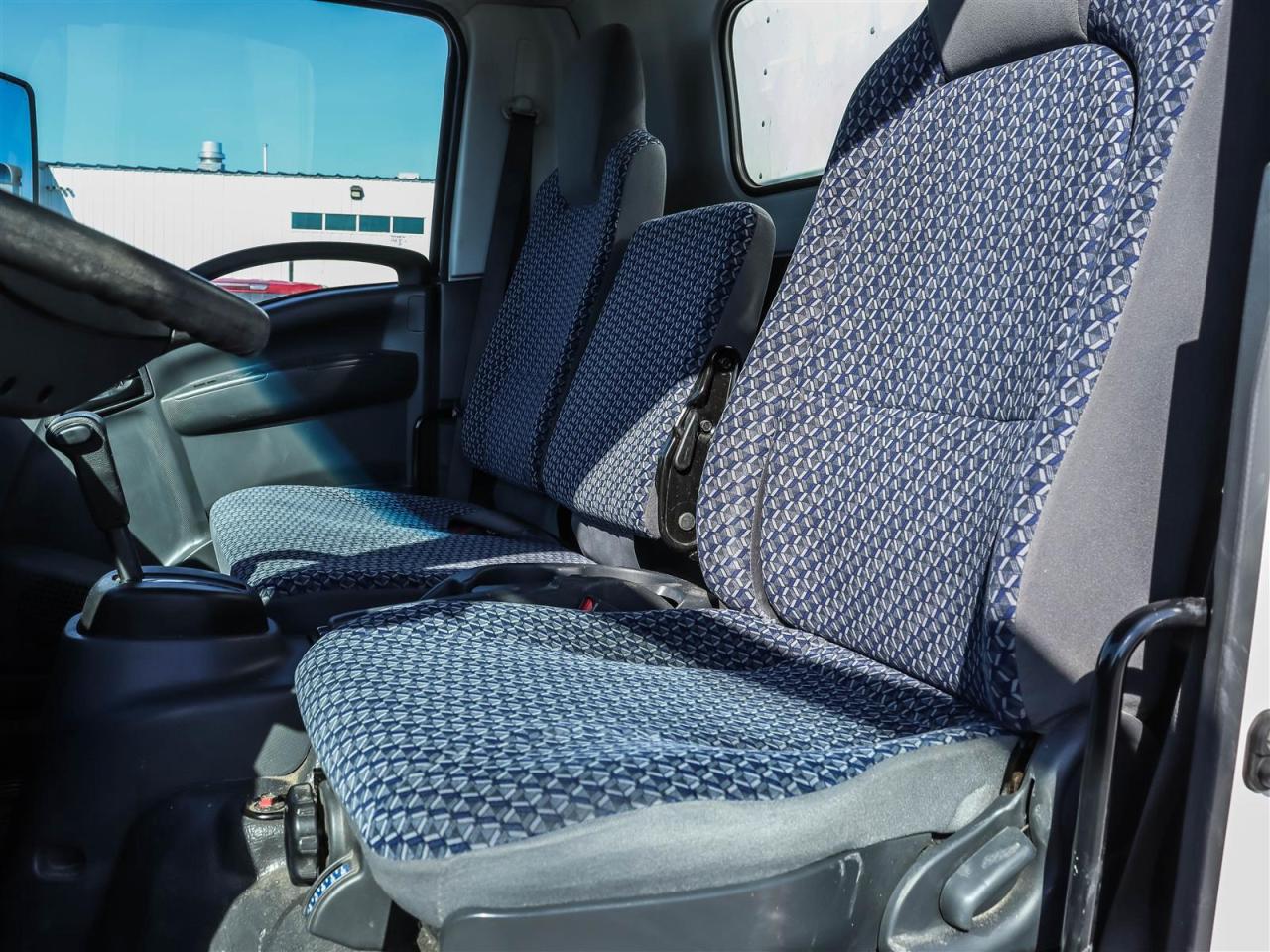 2024 Isuzu NPR 20' box with lift Photo