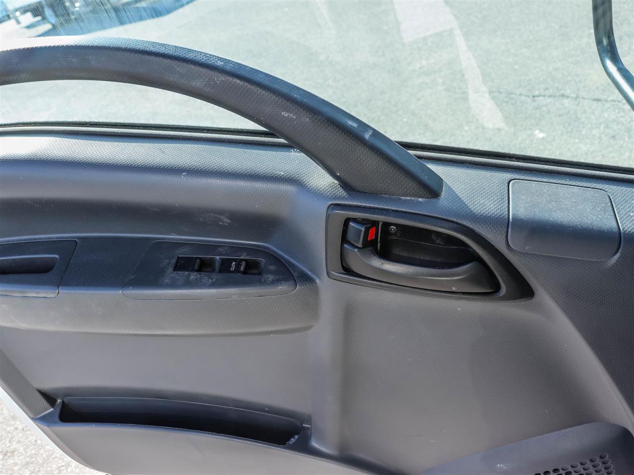 2024 Isuzu NPR 20' box with lift Photo