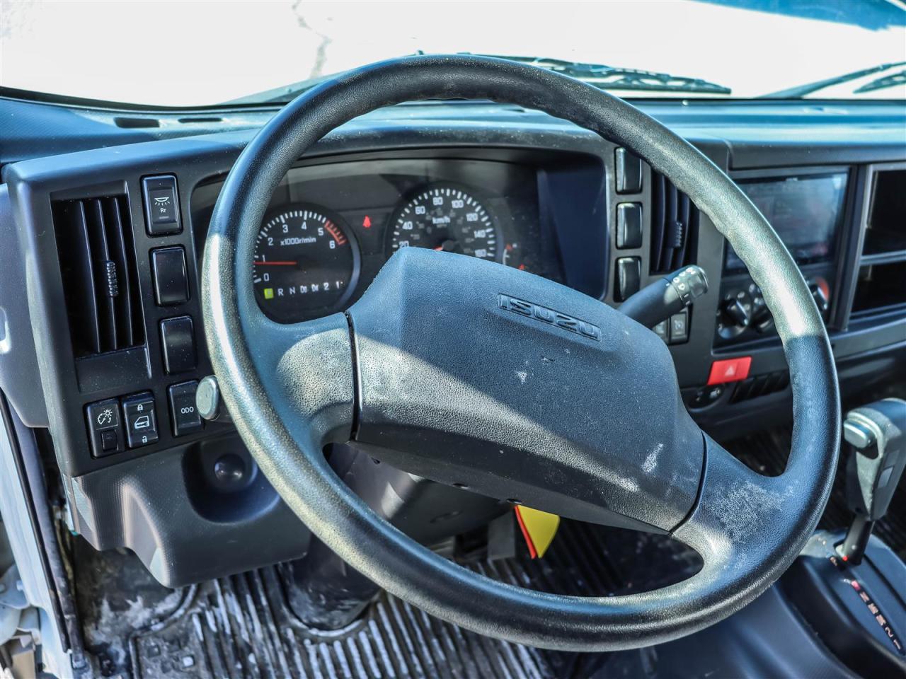 2024 Isuzu NPR 20' box with lift Photo