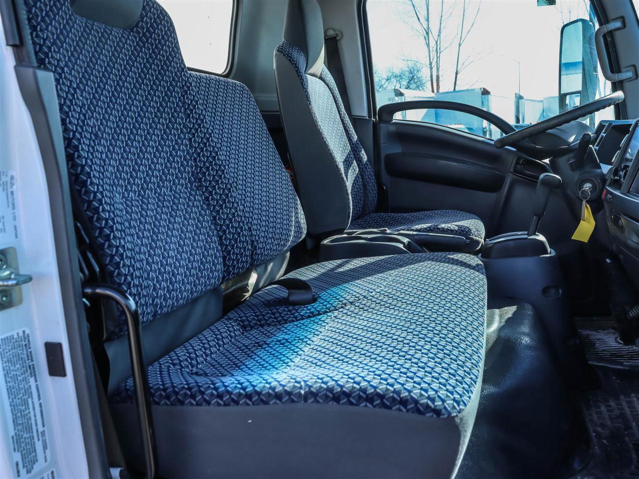 2024 Isuzu NPR 20' box with lift Photo