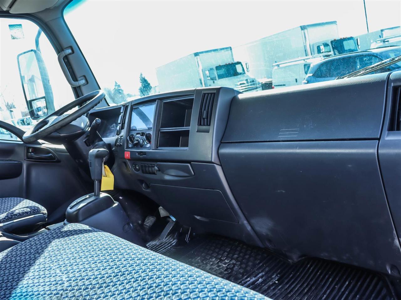 2024 Isuzu NPR 20' box with lift Photo