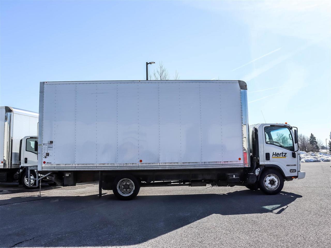2024 Isuzu NPR 20' box with lift Photo2