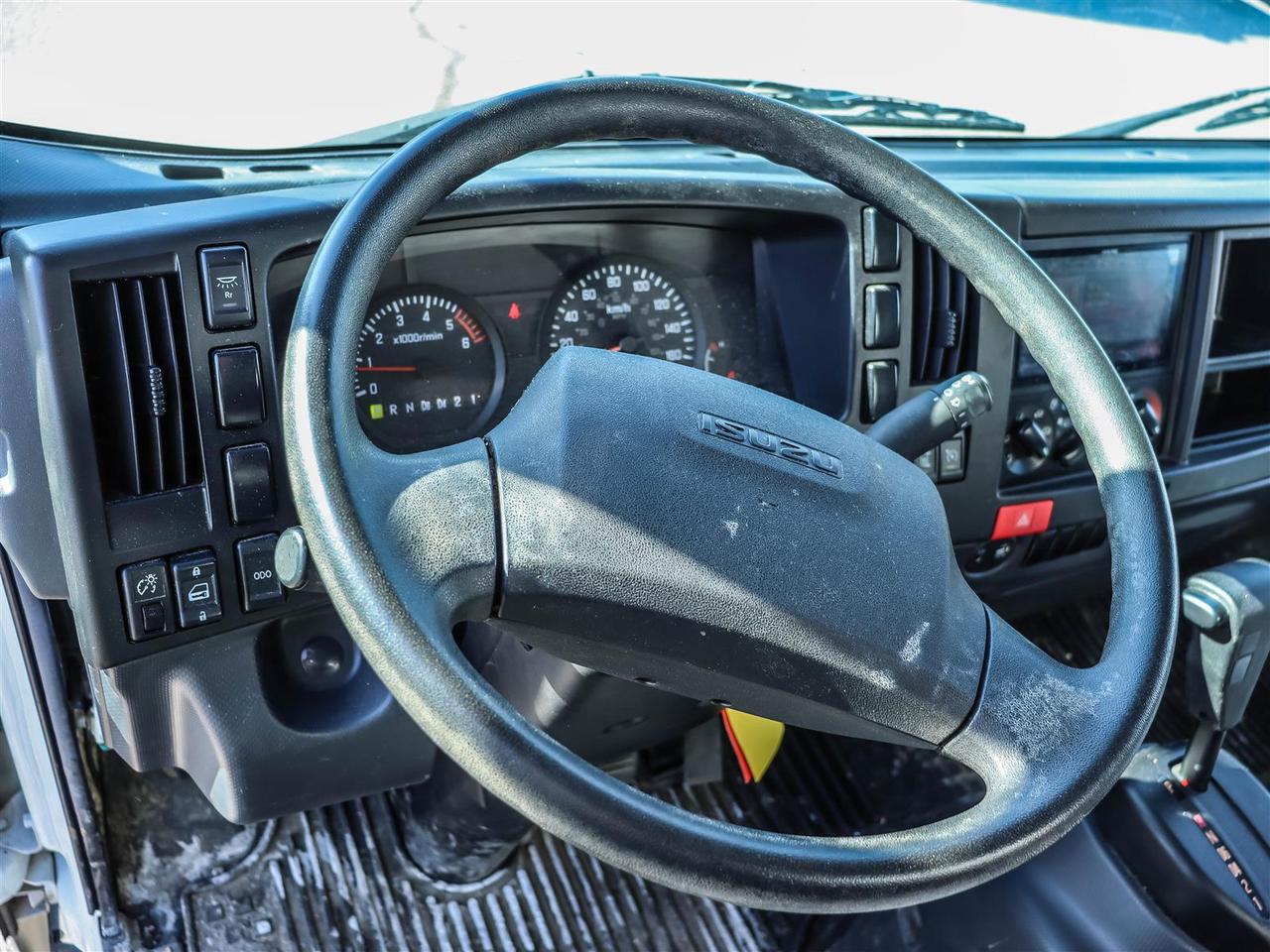 2024 Isuzu NPR 20' box with lift Photo