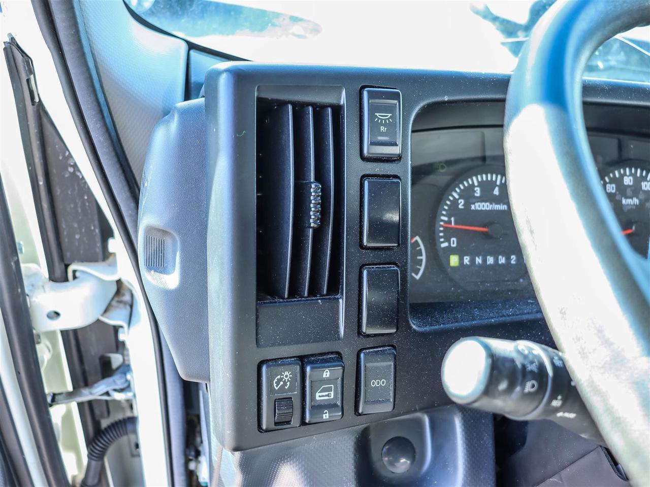 2024 Isuzu NPR 20' box with lift Photo